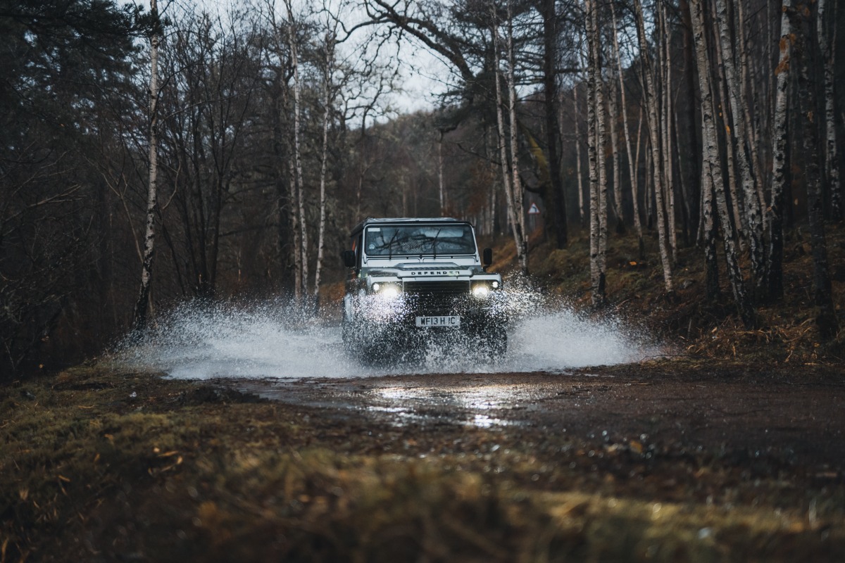 2013 Land Rover Defender 90 Image 2